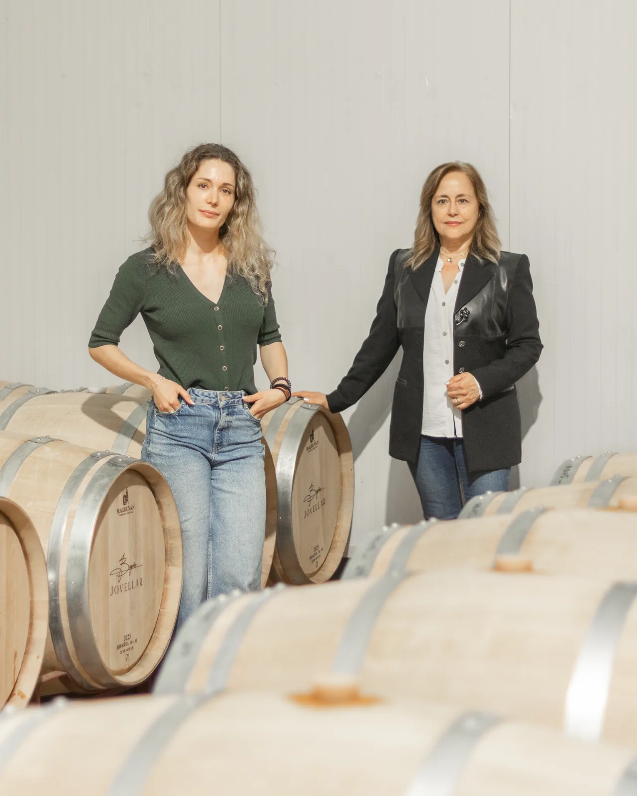 Begoña Jovellar y Raquel Alonso, fundadoras de Bodegas Jovellar, entre barricas de la bodega